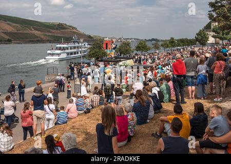 Bingen am Rhein, Allemagne. 2nd juillet 2023. SPECTACLES acrobatiques sur la TNT - représentation SUR LA PLAGE à la promenade du Rhin. Une fois par an, la promenade du bord de la culture du Rhin (Kulturufer) se transforme en une scène de trois kilomètres de long avec de la nourriture et divers actes présentant de l'art, de la musique comique et du cabaret. Credit: Gustav Zygmund/Alamy News Banque D'Images