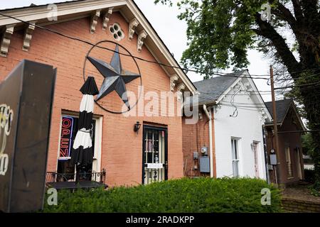 De petites maisons ont été converties en entreprises dans le quartier historique de South Hill à Lexington, Kentucky, États-Unis. Banque D'Images