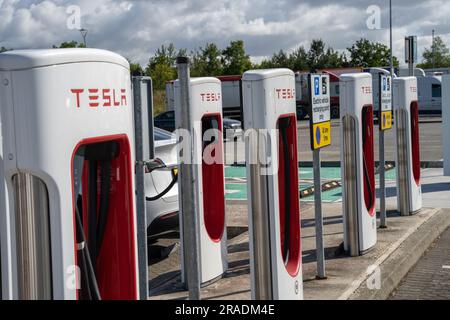 Castlebellingham, Comté de Louth, Irlande, 26th juin 2023. Point de charge du Supercharger Tesla dans la baie de stationnement pour les véhicules électriques Banque D'Images