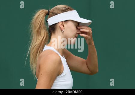 Londres, Royaume-Uni. 03rd juillet 2023. La Belge Maryna Zanevska réagit lors du match entre la Belge Zanevska et la Tchèque Strycova, dans le cadre du Women's Singles First Round, lors du tournoi de tennis Grand Chelem de Wimbledon 2023 au All England tennis Club, dans le sud-ouest de Londres, en Grande-Bretagne, le lundi 03 juillet 2023. BELGA PHOTO BENOIT DOPPAGNE crédit: Belga News Agency/Alay Live News Banque D'Images