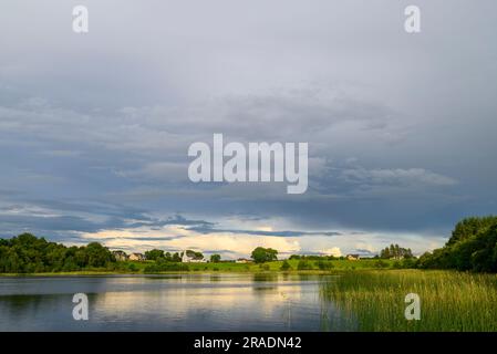 Vue sur Errit Lough, comté de Roscommon, Irlande avec ciel sombre et orageux Banque D'Images