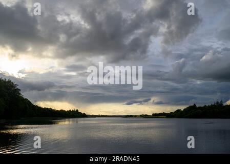 Des nuages sombres survolez Errit Lough, comté de Roscommon, Irlande, en soirée d'été Banque D'Images