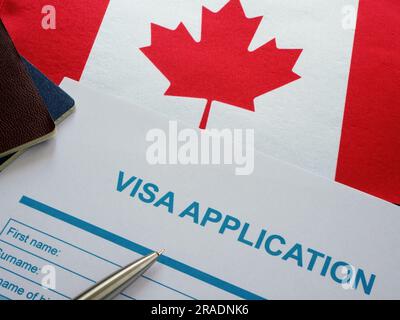 Formulaire de demande de visa vide et drapeau du Canada. Banque D'Images