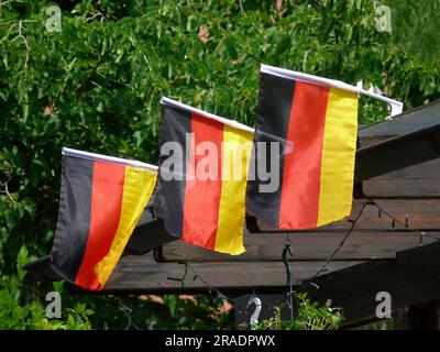 Drapeaux de l'Allemagne sur la fenêtre, drapeaux de l'Allemagne, drapeaux de l'Allemagne Banque D'Images