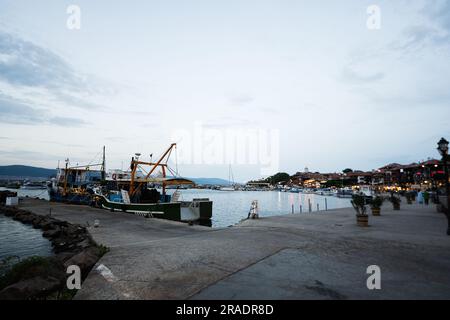 Bateaux de pêche amarrés dans le port de Nessebar, Bulgarie Banque D'Images