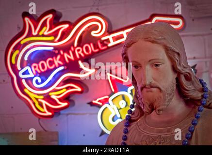 Jesus statue copain Christ, avec le dessin de lumière de néon - Rock and Roll guitare Banque D'Images