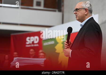 Brême, Allemagne. 03rd juillet 2023. Andreas Bovenschulte (SPD), maire et président du Sénat de Brême, s'adresse aux participants après la signature. Signature de l'accord de coalition rouge-vert-rouge à Brême. Au cours du week-end, les conventions des partis d'État du SPD, des Verts et du Parti de gauche ont approuvé le nouvel accord de coalition. Crédit : Lars Penning/dpa/Alay Live News Banque D'Images