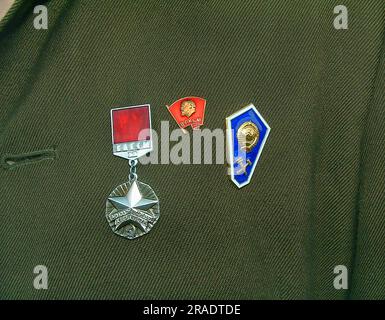 Badges du jeune soldat soviétique accroché à l'uniforme de la grande robe Banque D'Images