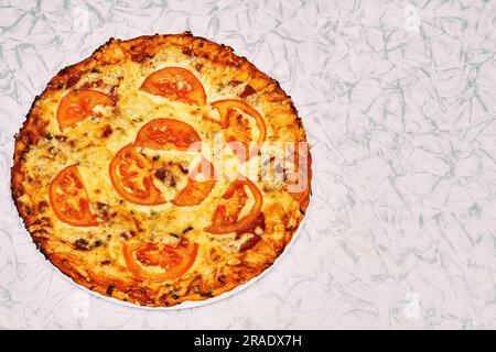 Pizza cuite au four prête à manger. Délicieux plat italien avec une variété de garnitures Banque D'Images