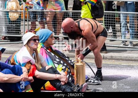 Just Stop Oil Protest Stop Pride à Londres 2023, célébration de LGBT+. Un participant de fierté se remontant avec les manifestants pour se débarrasser de la route Banque D'Images