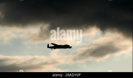 Vol du mémorial de la bataille de Grande-Bretagne, Lancaster Aircraft, tourné au-dessus de humberside, Royaume-Uni, silhoueté contre des nuages sombres Banque D'Images