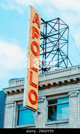 New York, États-Unis - 21 mai 2023: Le signe de l'Apollo Theatre, la salle de musique historique à Harlem, New York, États-Unis, sur un spr Banque D'Images