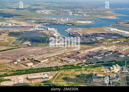 Une photographie aérienne de Teesport, ancien site sidérurgique britannique au premier plan, estuaire de Tees, Teeside, Middlesbrough, nord-est de l'Angleterre, ROYAUME-UNI Banque D'Images