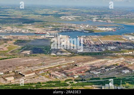 Une photographie aérienne de Teesport, ancien site sidérurgique britannique au premier plan, estuaire de Tees, Teeside, Middlesbrough, nord-est de l'Angleterre, ROYAUME-UNI Banque D'Images