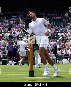 Novak Djokovic sur le court central avant son match contre Pedro Cachin le premier jour des championnats de Wimbledon 2023 au All England Lawn tennis and Croquet Club à Wimbledon. Date de la photo: Lundi 3 juillet 2023. Banque D'Images