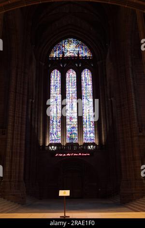 Vous trouverez ici la fenêtre ouest et la porte ouest, des aspects internes liés à la cathédrale anglicane de Liverpool. Banque D'Images