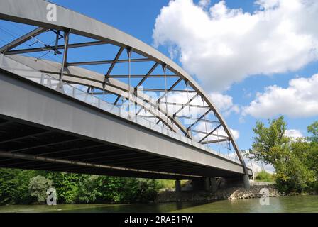 Pont en acier au-dessus de la rivière Lech à Augsbourg Allemagne Banque D'Images