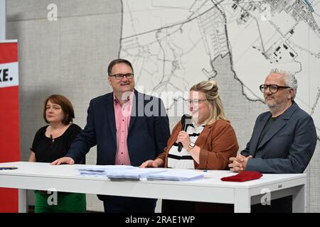 Brême, Allemagne. 03rd juillet 2023. Henrike Müller (Bündnis 90/Die Grünen, l-r), Björn Fecker (Bündnis 90/Die Grünen), Alexandra Werwath (Bündnis 90/Die Grünen) et Florian Pfeffer (Bündnis 90/Die Grünen) ont signé l'accord de coalition. Au cours du week-end, les conventions des partis d'État du SPD, des Verts et du Parti de gauche ont approuvé le nouvel accord de coalition. Crédit : Lars Penning/dpa/Alay Live News Banque D'Images
