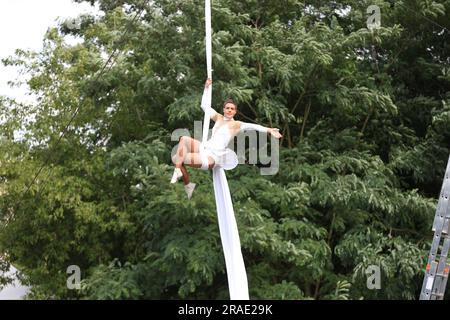 Strausberg, Allemagne. 02nd juillet 2023. Märkisch Oderland: La photo montre Sophie, artiste du Falko Traber High Wire show au Kulturpark à Strausberg (photo de Simone Kuhlmey/Pacific Press) Credit: Pacific Press Media production Corp./Alay Live News Banque D'Images