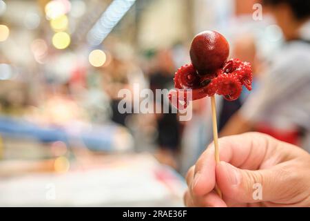 Tako Tamago, bébé poulpe avec un œuf à la coque dans la tête, à Osaka, Japon. Banque D'Images