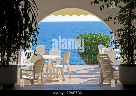 Terrasse avec vue sur la mer, Moraira, Costa Blanca, Espagne Banque D'Images