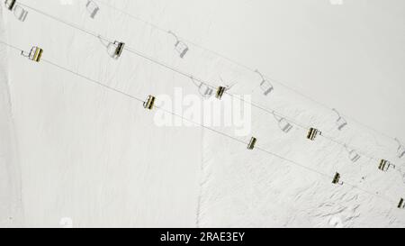 Vue aérienne de la station de ski de Livigno en Lombardie, Italie. Télésièges, téléskis, télécabines de télécabines en mouvement. Vue de dessus Banque D'Images