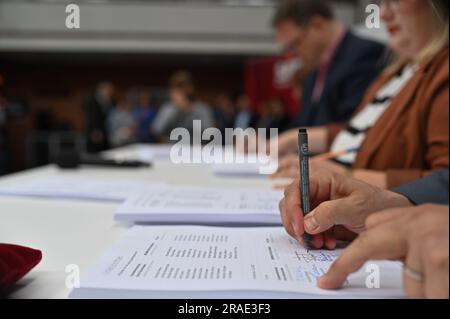 Brême, Allemagne. 03rd juillet 2023. Florian Pfeffer (Bündnis 90/Die Grünen) signe l'accord de coalition. Au cours du week-end, les conventions des partis d'État du SPD, des Verts et du Parti de gauche ont approuvé le nouvel accord de coalition. Crédit : Lars Penning/dpa/Alay Live News Banque D'Images
