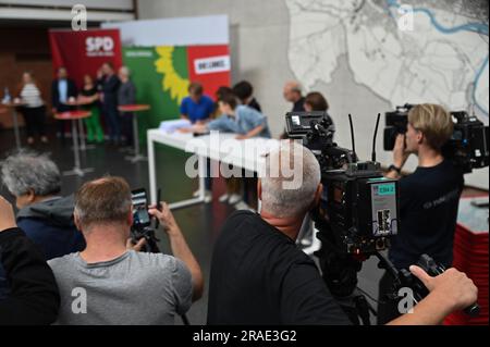 Brême, Allemagne. 03rd juillet 2023. Nelson Janßen (l-r), Sofia Leonidakis, Claudia Bernhard, Anna Fischer, Christoph Spehr et Kristina Vogt ont signé l'accord de coalition pour le Parti de gauche. Au cours du week-end, les conventions des partis d'État du SPD, des Verts et du Parti de gauche ont approuvé le nouvel accord de coalition. Crédit : Lars Penning/dpa/Alay Live News Banque D'Images