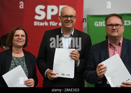 Brême, Allemagne. 03rd juillet 2023. Kristina Vogt (gauche, l-r), Andreas Bovenschulte (SPD) et Björn Becker (Alliance 90/les Verts) tiennent l'accord de coalition entre leurs mains. Au cours du week-end, les conventions des partis d'État du SPD, des Verts et du Parti de gauche ont approuvé le nouvel accord de coalition. Crédit : Lars Penning/dpa/Alay Live News Banque D'Images