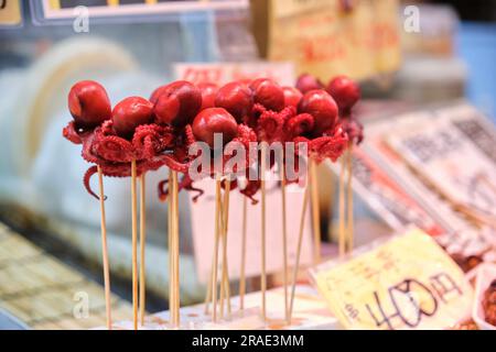 Tako Tamago, bébé poulpe avec un œuf à la coque dans la tête, à Osaka, Japon. Banque D'Images