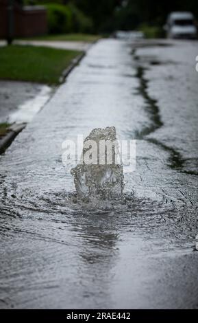 L'eau de pluie se retrouvant à travers un drain après une tempête à Redditch, Worcestershire. Banque D'Images
