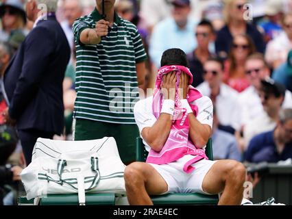 Novak Djokovic lors d'un changement de fin dans son match contre Pedro Cachin (non représenté) le premier jour des Championnats de Wimbledon 2023 au All England Lawn tennis and Croquet Club à Wimbledon. Date de la photo: Lundi 3 juillet 2023. Banque D'Images