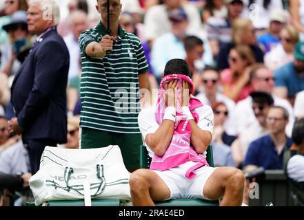 Novak Djokovic lors d'un changement de fin dans son match contre Pedro Cachin (non représenté) le premier jour des Championnats de Wimbledon 2023 au All England Lawn tennis and Croquet Club à Wimbledon. Date de la photo: Lundi 3 juillet 2023. Banque D'Images