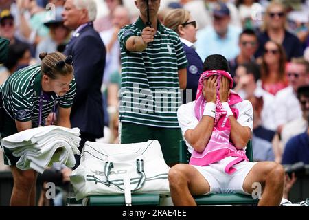 Novak Djokovic lors d'un changement de fin dans son match contre Pedro Cachin (non représenté) le premier jour des Championnats de Wimbledon 2023 au All England Lawn tennis and Croquet Club à Wimbledon. Date de la photo: Lundi 3 juillet 2023. Banque D'Images