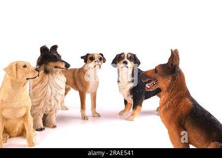 Chiens, figurine Berger allemande en bois, isolés sur du blanc Banque D'Images