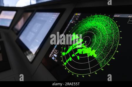 Écran radar avec indication verte sur un pont de capitaines de navire moderne Banque D'Images