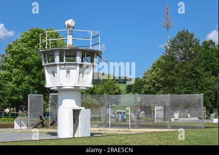 17 juin 2023, Thürigen, Mödlareuth: Une tour de guet sur l'ancienne frontière intérieure-allemande près de Mödlareuth. En raison de sa ressemblance avec le mur de Berlin, la section frontalière est également connue sous le nom de « petit Berlin ». Aujourd'hui, le mémorial allemand-allemand du Musée est situé ici. Photo: Heiko Rebsch/dpa Banque D'Images