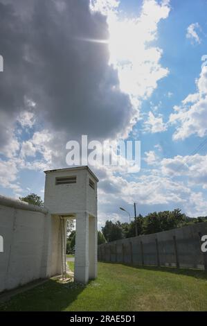 17 juin 2023, Thürigen, Mödlareuth: Une partie du mur-barrière en béton conservé original à l'ancienne frontière intérieure-allemande près de Mödlareuth. En raison de sa ressemblance avec le mur de Berlin, la section frontalière est également connue sous le nom de « petit Berlin ». Aujourd'hui, le mémorial allemand-allemand du Musée est situé ici. Photo: Heiko Rebsch/dpa Banque D'Images