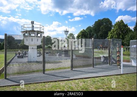 17 juin 2023, Thürigen, Mödlareuth: Tour de guet et installations de sécurité frontalière sur l'ancienne frontière intérieure-allemande près de Mödlareuth. En raison de sa similarité avec le mur de Berlin, la section frontalière est également connue sous le nom de « petit Berlin ». Aujourd'hui, le mémorial allemand-allemand du Musée est situé ici. Photo: Heiko Rebsch/dpa Banque D'Images