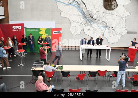 Brême, Allemagne. 03rd juillet 2023. Reinhold Wetjen (l-r), Mustafa Güngör et Andreas Bovenschulte, maire et président du Sénat de Brême, ont signé l'accord de coalition pour le Spd. Signature de l'accord de coalition rouge-vert-rouge à Brême. Au cours du week-end, les conventions des partis d'État du SPD, des Verts et du Parti de gauche ont approuvé le nouvel accord de coalition. Crédit : Lars Penning/dpa/Alay Live News Banque D'Images