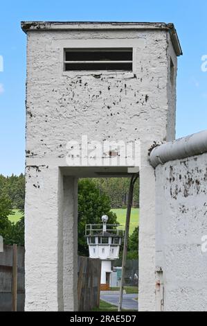 17 juin 2023, Thürigen, Mödlareuth: Une partie du mur-barrière en béton conservé original à l'ancienne frontière intérieure-allemande près de Mödlareuth. En raison de sa ressemblance avec le mur de Berlin, la section frontalière est également connue sous le nom de « petit Berlin ». Aujourd'hui, le mémorial allemand-allemand du Musée est situé ici. Photo: Heiko Rebsch/dpa Banque D'Images