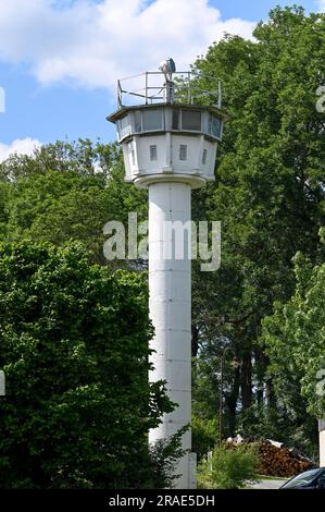 17 juin 2023, Thürigen, Mödlareuth: Une tour de guet sur l'ancienne frontière intérieure-allemande près de Mödlareuth. En raison de sa ressemblance avec le mur de Berlin, la section frontalière est également connue sous le nom de « petit Berlin ». Aujourd'hui, le mémorial allemand-allemand du Musée est situé ici. Photo: Heiko Rebsch/dpa Banque D'Images