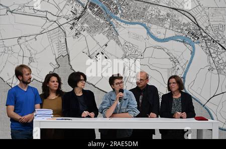 Brême, Allemagne. 03rd juillet 2023. Nelson Janßen, Sofia Leonidakis, Claudia Bernhard, Anna Fischer, Christoph Spehr et Kristina Vogt ont signé l'accord de coalition pour le Parti de gauche. Au cours du week-end, les conventions des partis d'État du SPD, des Verts et du Parti de gauche ont approuvé le nouvel accord de coalition. Crédit : Lars Penning/dpa/Alay Live News Banque D'Images