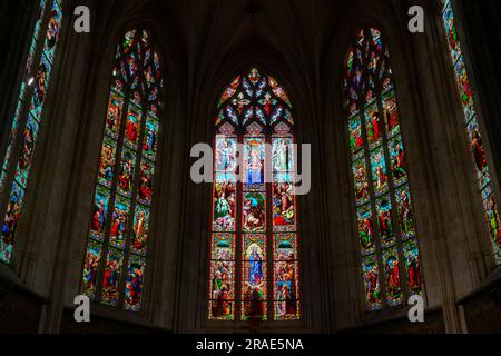 Les vitraux sont des bijoux d'art gothique Église Saint-Laurent Pierre, Bordeaux, France. Banque D'Images