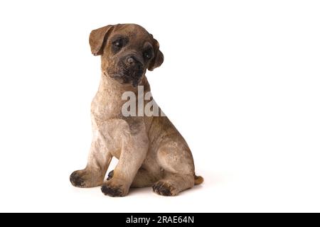 Chien figurine jouet American Pit Bull Terrier en bois, isolé sur blanc Banque D'Images