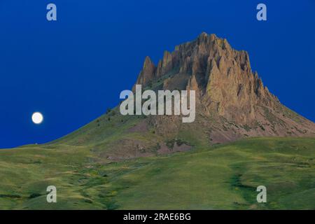 pleine lune se levant derrière birdtail butte près de simms, montana Banque D'Images