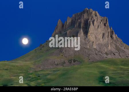 pleine lune se levant derrière birdtail butte près de simms, montana Banque D'Images