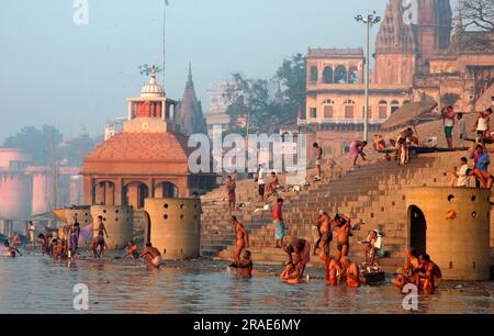 Pèlerins hindous lavant dans le Gange, près de Varanasi, Inde Banque D'Images
