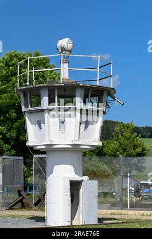 17 juin 2023, Thürigen, Mödlareuth: Une tour de guet sur l'ancienne frontière intérieure-allemande près de Mödlareuth. En raison de sa ressemblance avec le mur de Berlin, la section frontalière est également connue sous le nom de « petit Berlin ». Aujourd'hui, le mémorial allemand-allemand du Musée est situé ici. Photo: Heiko Rebsch/dpa Banque D'Images