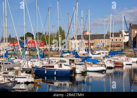 Bateaux dans le port, Paimpol, Baie de Saint Brieuc, Bretagne, France Banque D'Images